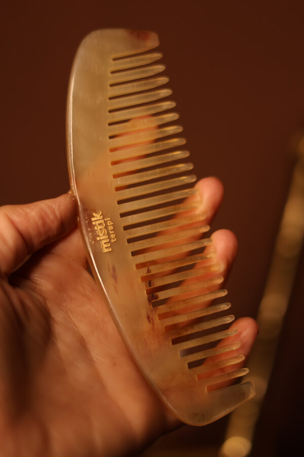 Mystic Therapy Cow Horn Comb – Natural Beauty from Tradition & High Quality Mystic Therapy Cow Horn Comb – Natural Beauty from Tradition & High Quality
