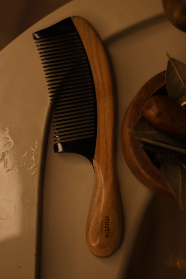 Rosewood Handle & Cow Horn Tooth Wooden Comb Rosewood Handle & Cow Horn Tooth Wooden Comb